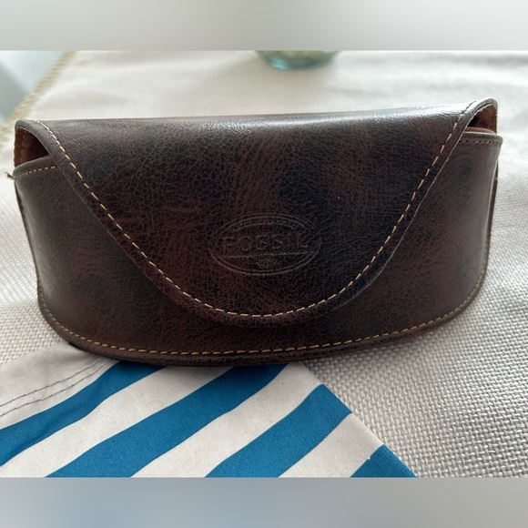 Fossil Eyeglasses Case w Magnetic Closure Brown & Soft cloth-bag - Picture 4 of 8
